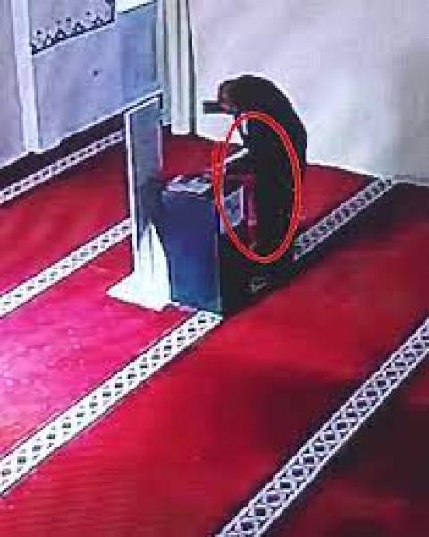 لص يسرق أموال التبرعات من داخل المسجد ويتظاهر بالصلاة (فيديو)